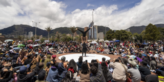 Imagen de varias personas disfrutando un espectáculo p{ublico al aire libre.