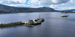Foto aérea del embalse San Rafael, que suministra agua potable a Bogotá.