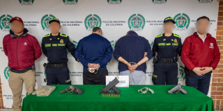 Foto que muestra a la Policía con los detenidos 