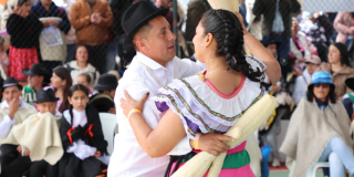 Foto de dos personas bailando 