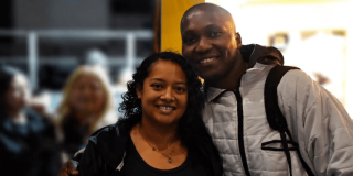 Foto que muestra un hombre y una mujer sonriendo