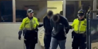 Dos hombres capturados por la Policía.
