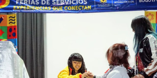 Una persona de Integración Social en una feria de Servicio