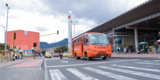Foto de un bus de TransMilenio en una vía de Bogotá