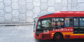 Foto de un bus de TransMilenio