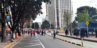 Foto que muestra personas caminando por la calle