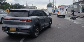 Foto de una vía de Bogotá donde hay distintos carros y una ambulancia