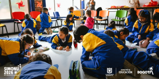 Foto que muestra estudiantes hablando en un colegio en Bogotá.