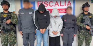 Foto de dos personas capturadas en Bogotá.