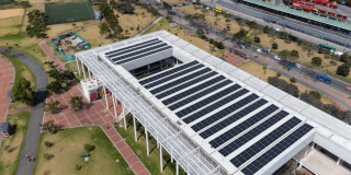 Foto que muestra paneles solares y carros 