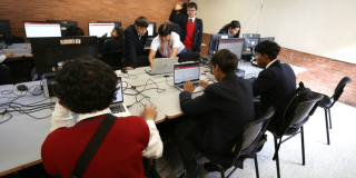Foto que muestra estudiantes en un salón de clases 