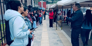 Foto de una feria de empleo en Bogotá