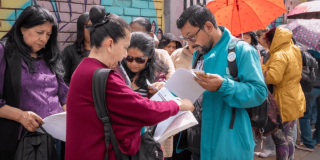Foto que muestra personas hablando 