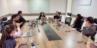 Foto de funcionarios del distrito en una reunión.