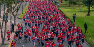 Foto que muestra gente corriendo por las calles 
