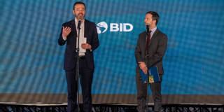 El alcalde Mayor Carlos Fernando Galán y Ramiro López Ghio, Representante del Banco Interamericano de Desarrollo en Colombia.