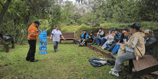 Foto que muestra un grupo de personas hablando en un parque 