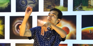 Imagen de un hombre interpretando lengua de señas en un evento en Bogotá.