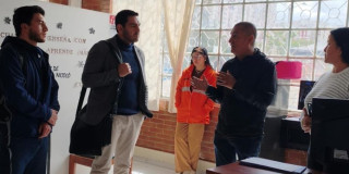 Estudiantes y personas de Idipron conversando en una oficina