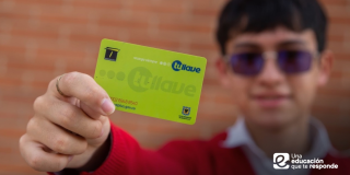 Foto que muestra un joven sosteniendo una tarjeta Tu Llave 