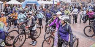Foto que muestra personas montando bicicleta 