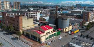 Foto que muestra casas y carros 