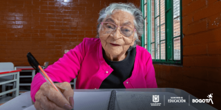 Foto que muestra una mujer sonriente 