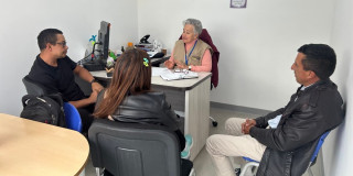 Cuatro personas reunidas en una Casa de Justicia 