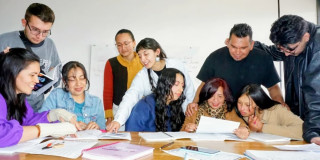 Jóvenes estudiando inglés en Bogotá