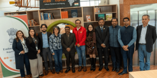 Imagen de representantes de la Alcaldía Local de Suba, la Embajada de la India y la Red de Bibliotecas Públicas de Bogotá.