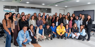 Grupo de funcionarios de la Secretaría de Integración Social en una reunión preparando los servicios para adultos mayores.