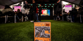 Imagen del libro de Rock al Parque 30 años, de fondo se ve una tarima del Festival.