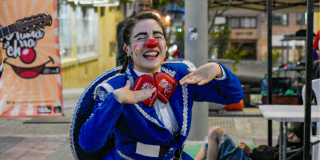 Foto de una mujer disfrazada de payaso 