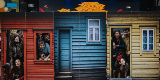 Imagen de simulacion de casas de colores con personas saliendo de dos de ellas