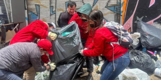 Personas de la Alcaldía Local de Kennedy recogiendo residuos sólidos