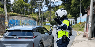 Foto que muestra un vehículo y un policía 