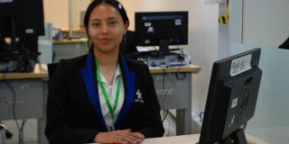 Foto que muestra una mujer frente a un computador 