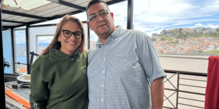 Foto que muestra un hombre y una mujer sonriente 