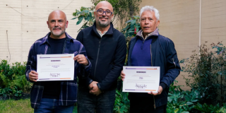 Imagen de tres hombres mayores, de los cuales dos muestran un diploma, el otro es el secretario de Cultura de Bogotá, Santiago Trujillo.