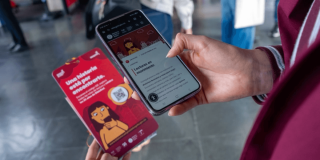Imagen celular tomando el QR para 'Lecturas en Movimiento'