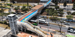 Foto que muestra un puente peatonal 