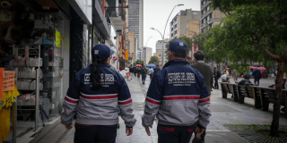 Gestores del Orden caminando por la carrera Séptima.