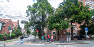 Paisaje de Chapinero en Bogotá con transeúntes en la calle.