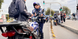 Foto de una agente de transito hablando con un ciudadano 