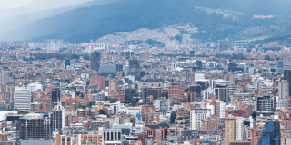 Panorámica de Bogotá con alta concentración de edificios residenciales y de oficinas, avenidas y construcciones de diferentes alturas.