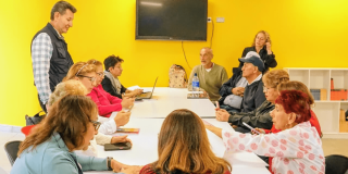 Foto que muestra personas reunidas y hablando 
