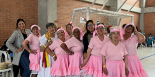Foto de mujeres de la localidad de Rafael Uribe Uribe vestidas de rosa 
