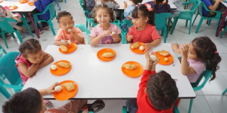 Niñas y niños menores de cinco años que asisten a jardines infantiles, reciben alimentos a través de Bogotá Sin Hambre 2.0