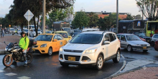 Foto de un vehículo de servicio de transporte especial en una vía de Bogotá.