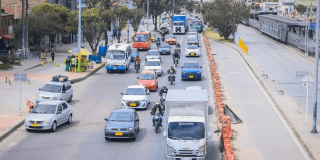 Foto que muestra vehículos circulando por las calles de Bogotá.